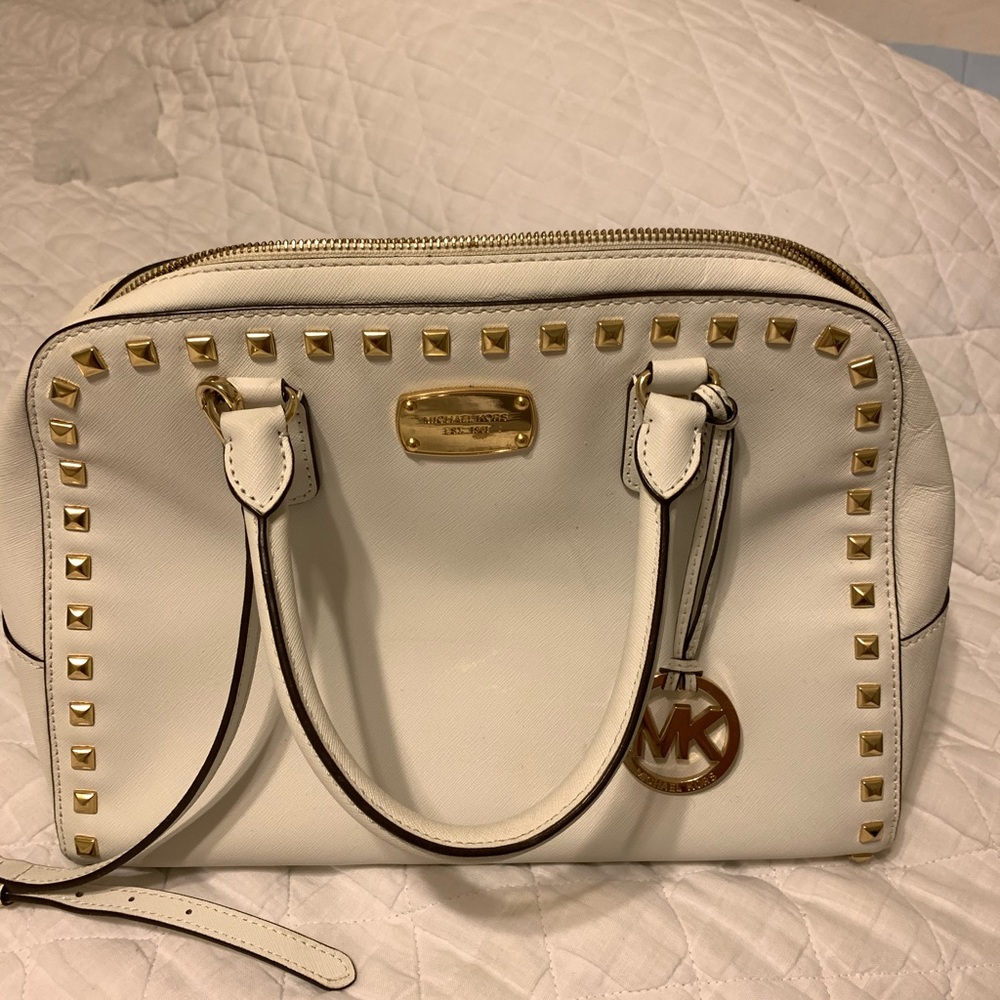 I’m selling a beautiful MK purse